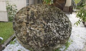 Une meule monolithique dans la cour du musée, n° inventaire : 2002.11.1