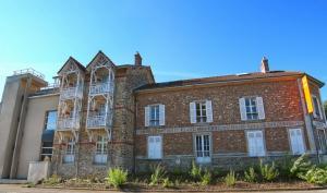 Le musée vu de l'avenue de La Ferté-sous-Jouarre par temps ensoleillé