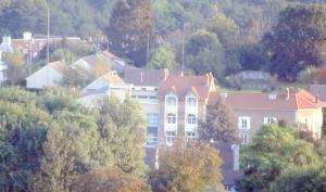 Le musée vu du coteau qui surplombe le village de Saint-Cyr-sur-Morin