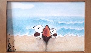 Dessin en couleurs dans un cadre : deux petits personnages avec un sac sur le dos s'apprêtent à monter dans une petite embarcation au bord de la mer.
