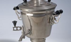 Samovar, prêté par Ludmilla et Vladimir Lentzy, émigrés russes, pour l'exposition "Histoires d'ici, Mémoires d'ailleurs" organisée par le Musée de la Seine-et-Marne.