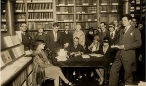 Pierre Mac Orlan lors d'une séance de signature à la librairie Flammarion