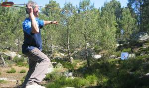Jean-Luc Rieu, archéologue fait une démonstration de tir au propulseur en forêt de Fontainebleau
