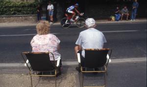 À Coulommiers, lors du passage du Tour de France en 1997, coureur cycliste et spectateurs