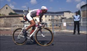 À Coulommiers, lors du passage du Tour de France en 1997, coureur cycliste et spectateurs