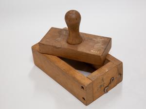 Moule et marque à beurre en bois, de forme rectangulaire, la marque est sculptée en creux à l'intérieur de la partie supérieure..
