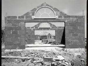 Photographie monochrome de Jürgen Nefzger, représentant la construction des zones pavillonnaires autour de Disneyland Paris entre 1997 et 2000.