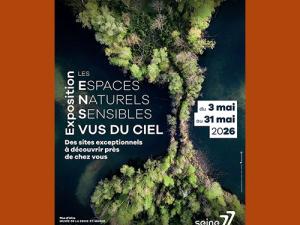 Affiche de l'exposition "Les Espaces Naturels Sensibles vus du Ciel". Photographie couleur du marais d'Épisy à Moret-Loing-et-Orvanne