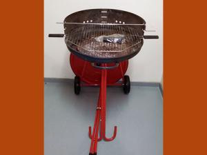 Barbecue à charbon de bois, composé d'un support en métal laqué muni de deux roues en plastique, supportant une cuve en métal dans laquelle on place le charbon de bois. et