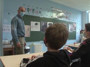 Benoît Bourdon en animation dans une classe de l'école élémentaire de Saint-Cyr-sur-Morin