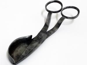 Ciseau à moucher les chandelles, une des lames est pourvue d'un petit réceptacle rectangulaire, la 2nde est pourvue d'une petite plaque qui vient s'encastrer dans la cavité.