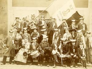 Photographie représentant un groupe de conscrits de Saint-Cyr-sur-Morin, à la fin du 19ème siècle