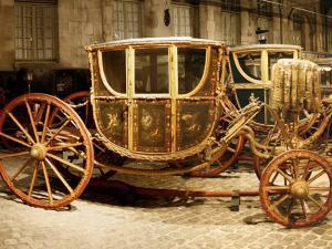 photographie couleur d'une calèche dans la cour du Château de Compiègne, Musée national de la Voiture