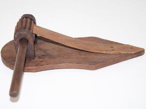 Crécelle en bois, instrument de musique datant du Moyen-Âge et produisant du son par raclement et par friction