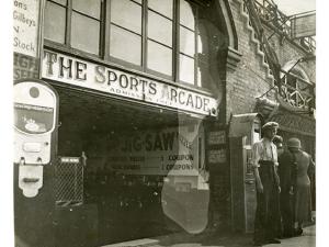 Vue de Londres, datée de 1934 : entrée de The Sports Arcade. Photographie rapportée de Londres par Pierre Mac Orlan à l'occasion d'un de ses reportages.