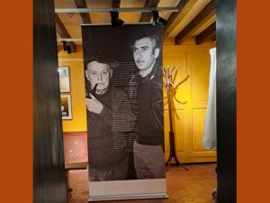 Vue de l'exposition "Les portraits de Varta" présentée dans la maison de Pierre Mac Orlan à Saint-Cyr-sur-Morin
