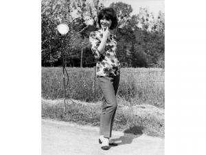 Photographie en noir et blanc de Juliette Gréco à Saint Cyr-sur-Morin dans les années 1960