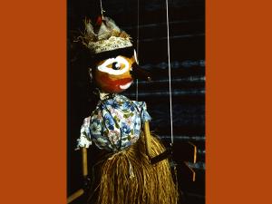 photographie couleur d'une marionnette togolaise représentant La Reine