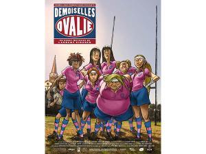 Affiche du court métrage "Les demoiselles d'Ovalie" de Laurent Kircher. Affiche présentant un dessin humoristique, huit femmes en tenue de rugby rose et bleue, "prêtes à en découdre" sur un terrain de rugby, avec à l'arrière plan une église de village,