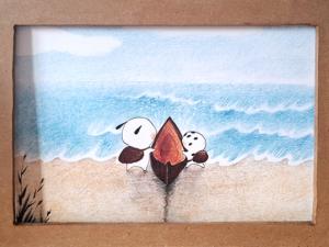 Dessin en couleurs dans un cadre : deux petits personnages avec un sac sur le dos s'apprêtent à monter dans une petite embarcation au bord de la mer.