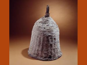 Ruche en osier en forme de cloche recouverte d'un torchis composé de plâtre et de bouse de vache