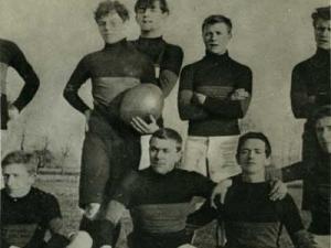 Photographie ancienne d'une équipe de rugby en 1899, dans laquelle jouait Pierre Mac Orlan