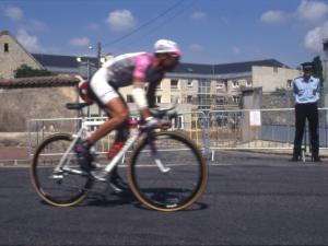 À Coulommiers, lors du passage du Tour de France en 1997, coureur cycliste et spectateurs