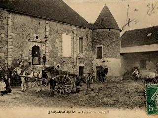 Carte postale ancienne représentant la cour d'une ferme à Jouy-le-Chatel en Seine-et-Marne