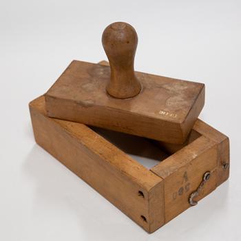 Moule et marque à beurre en bois, de forme rectangulaire, la marque est sculptée en creux à l'intérieur de la partie supérieure..