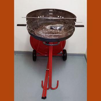 Barbecue à charbon de bois, composé d'un support en métal laqué muni de deux roues en plastique, supportant une cuve en métal dans laquelle on place le charbon de bois. et