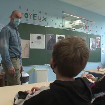 Benoît Bourdon en animation dans une classe de l'école élémentaire de Saint-Cyr-sur-Morin