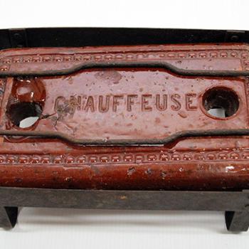 Chaufferette en terre cuite réfractaire vernissée, de forme rectangulaire, posée dans un piétement en métal