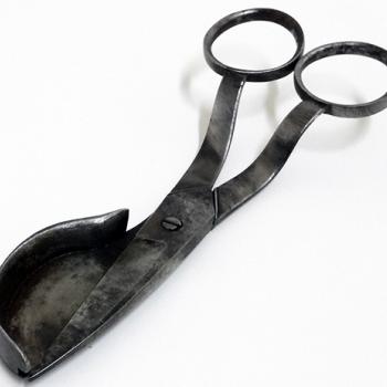 Ciseau à moucher les chandelles, une des lames est pourvue d'un petit réceptacle rectangulaire, la 2nde est pourvue d'une petite plaque qui vient s'encastrer dans la cavité.
