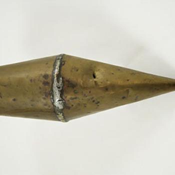 Coffin de faucheur en cuivre ; objet de forme tronconique qui sert à recevoir la pierre à aiguiser (la lame de la faux).