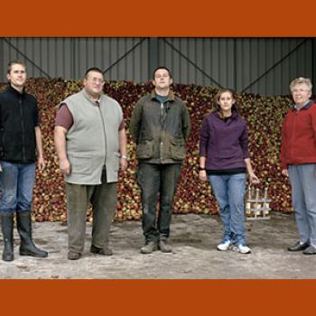 Photographie couleur représentant la ferme cidrerie EARL Biberon : La famille Biberon et une salariée agricole permanente. Ferme de la Bonnerie. Verdelot. Automne 2011.