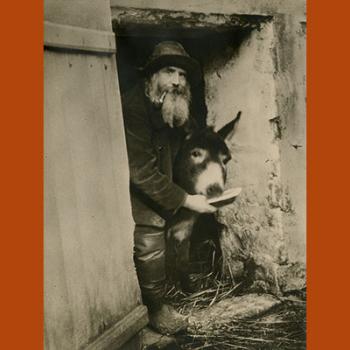 Photographie ancienne représentant Frédéric Gérard avec l'âne Boronali, sur le pas de la porte de l'étable.