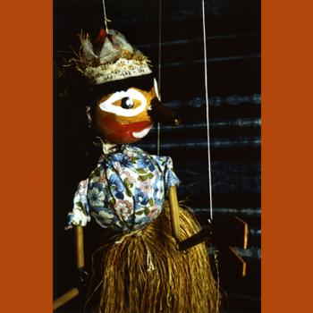 photographie couleur d'une marionnette togolaise représentant La Reine