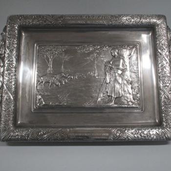Plateau à anses en métal argenté, décoré par un relief représentant une bergère avec son troupeau de moutons. 
