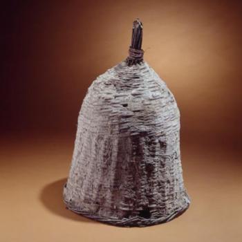 Ruche en osier en forme de cloche recouverte d'un torchis composé de plâtre et de bouse de vache