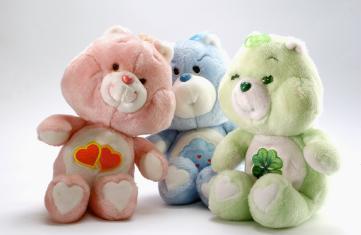 trois Bisounours, un rose, un bleu et un vert ® American Greetings