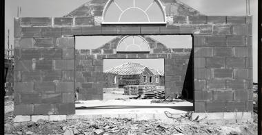 Photographie monochrome de Jürgen Nefzger, représentant la construction des zones pavillonnaires autour de Disneyland Paris entre 1997 et 2000.