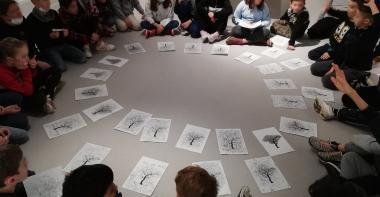 Atelier de dessin par Bertrand Flachot, pour un groupe scolaire, dans le cadre de l'exposition "La Part du Trait"