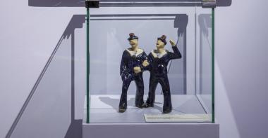 Figurines de marins en faïence, réalisées par Jim Sévellec et ayant appartenu à Pierre Mac Orlan.