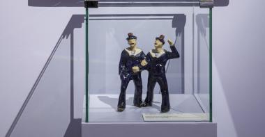 Figurines de marins en faïence, réalisées par Jim Sévellec et ayant appartenu à Pierre Mac Orlan.