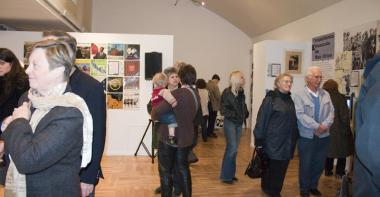 photographie en couleur d'un groupe adulte en visite au MDMS