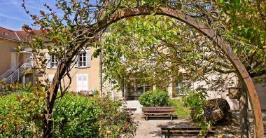 photographie couleur du jardin du Musée de la Seine-et-Marne au printemps