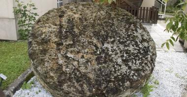 Une meule monolithique dans la cour du musée, n° inventaire : 2002.11.1