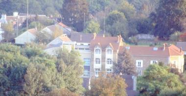 Le musée vu du coteau qui surplombe le village de Saint-Cyr-sur-Morin