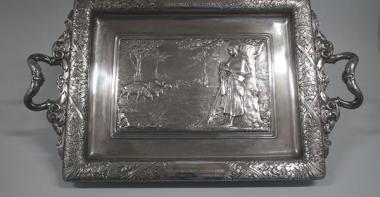 Plateau à anses en métal argenté, décoré par un relief représentant une bergère avec son troupeau de moutons. 