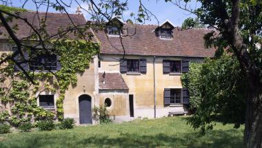 La maison de Pierre Mac Orlan vue depuis le jardin.